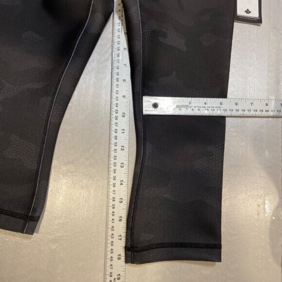 Karma Printed Kyla Crop Capri Leggings XS Black Camouflage Pattern yoga pants - Picture 11 of 11